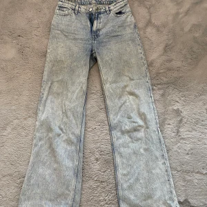 Jeans - Jeans från gina💕 I storlek 26 som tyvärr är för litet för mig😭 De är lite slitna men ändå i helt okej skick.😍 
