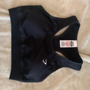 Gymshark sportbh - Helt ovanvänd svart sport-bh från gymshark, säljs pga fick 2 st i min beställning. Små i strl så passar mer en S. Köparen står för frakten!