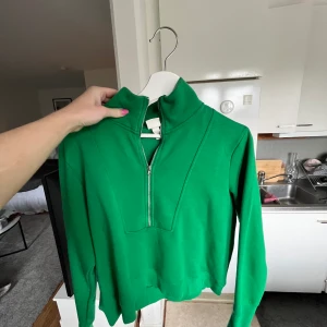 Grön zip tröja från h&m💚 - Storlek S. Använd en gång!
