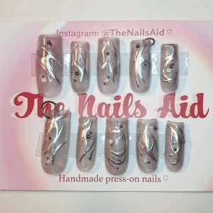 press-on naglar - skit coola grunge/punk jelly grå naglar ! men chrome tribal märken och piercings, samr små gems/kulor ! handmådade   besök @thenailsaid på instagram för fler designs! gör även custom naglar! 