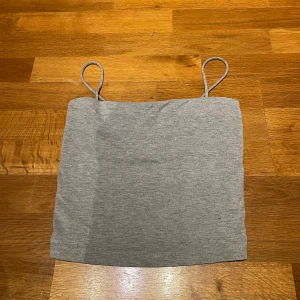 Topp - En jättefin grå topp