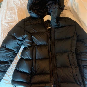 Jacka  - Säljer även min ungefär 1 års gamla vinterjacka från everest som är mer figursydd. Nypris:2299kr   Jackan är i 90% dun och 10% fjäder  Möts gärna upp i Stockholm 