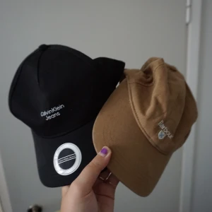 Keps Calvin Klein/Barbour - Kepsar, Calvin Klein oanvänd, Barbour använd 2-3 gånger. 100kr styck. Frakt ingår i pris.  Allt jag säljer vill jag bli av med innan den 20/11 då jag flyttar utomlands, pruta på och om ni vill ha fler saker kan jag lösa paketpris💯