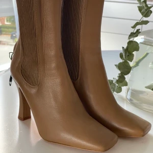 Nya stövletter - Oanvända stövletter från zara  Storlek 37  Läder  Nypris 1390:- 