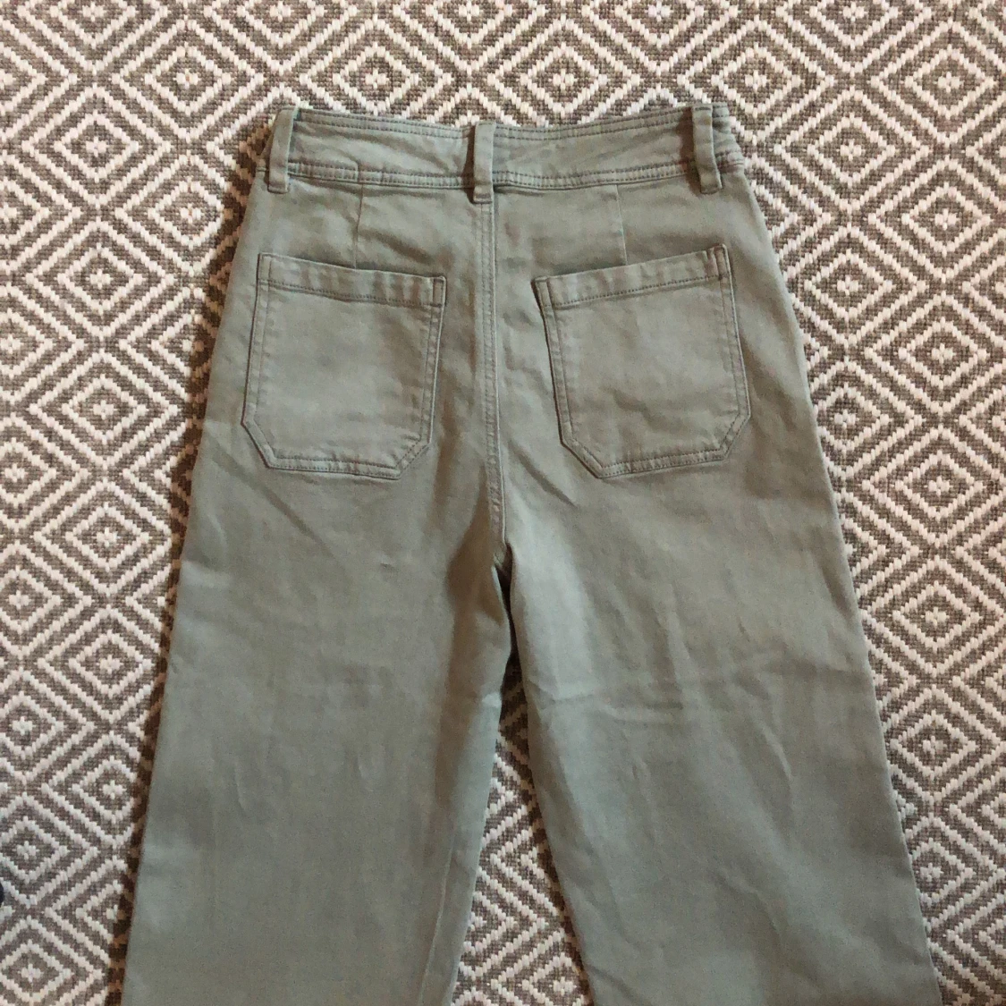 Oanvända byxor från Kappahl - 91