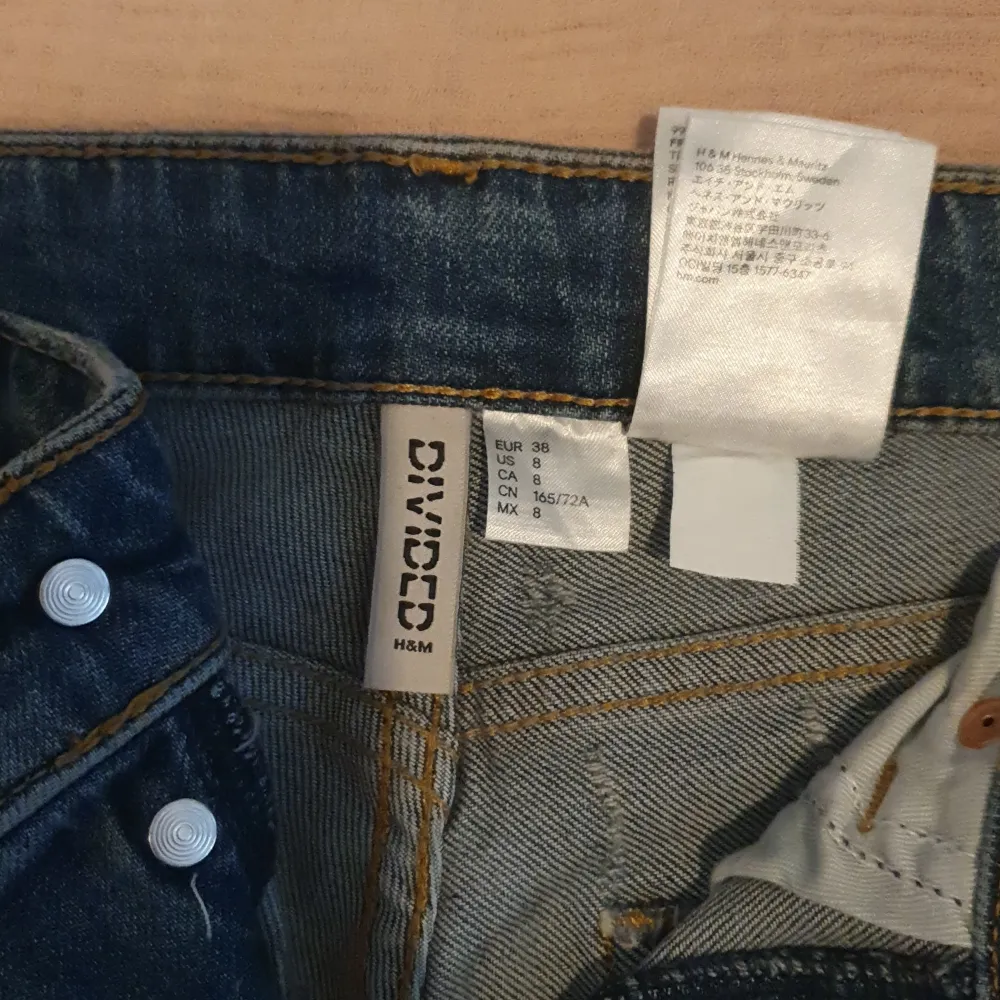 Snygg byxa från H&M, använd bara en gång.. Jeans & Byxor.