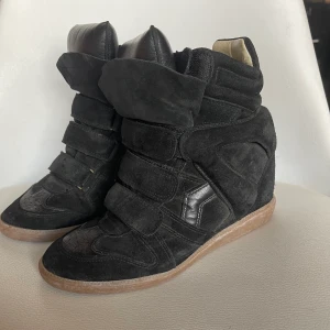 Isabel Marant  - Svarta Isabel Marant skor i storlek 38. Använda fåtal gånger, i begagnat fint skick. 