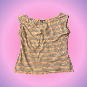 Randig tank top - Söt randig tank top i pastell färger💓💓🌈 Står strlk XL men sitter perfekt på mig som oftast bär S så skulle tro att de är barnstrlk. Den är i bra skick och superfin<3 Skriv privat vid intresse o frågor!☀️💓