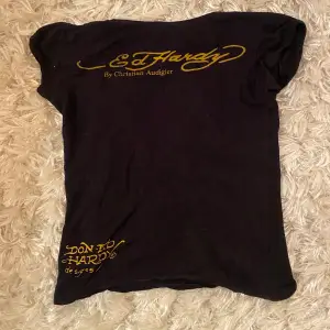 en jätte najs ed hardy t-shirt som knappt är använd! fin passform, kontakta om du är intresserad!💞