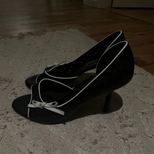 Klackar - Säljer dessa jättefina klackar. I superfina skick.  Köpta i Paris.  Frakt tillkommer på 59kr annars kan dem hämtas i nacka 