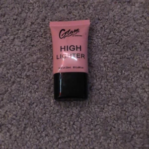 Olika småsaker - Säljer en highlighter i bild 1, en scrunshie i bild 2 och rosa belysning med batterier i bild 3💕😻