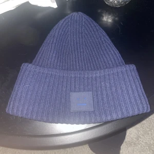 Acne mössa marinblå - Acne mössa i mörkblå i fint skick!