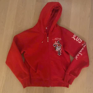 Ed hardy hoodie - As snygg ed hardy hoodie. Säljer då den inte kommer till användning.  Frakt med köp nu: 66kr Frakt med PostNord: 69kr ❤️