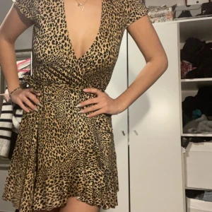 Klänning - Jättesöt klänning från hm, ganska kort färför säljee jag den!