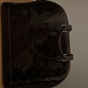 Louis Vuitton handväska i svart, i fint skick 