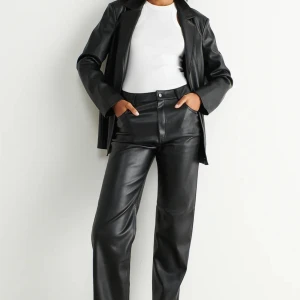 Gina skinn byxor  - Säljer dessa fina gina skinn byxor som inte passar mig ❤️ kontakta vid intresse . Sitter löst vid midjan och är stretchiga 🫶