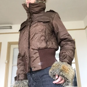 Y2k vinterjacka - Amazing vinterjacka med fuskpälsdetaljer. 💕 Väldigt bra skick! OBS, dom vita prickarna är inte på jackan, det är bara min kameralins som är sönder!🍀 Storlek 36/38. Endast frakt🌟Använd gärna köp nu-funktionen🌟