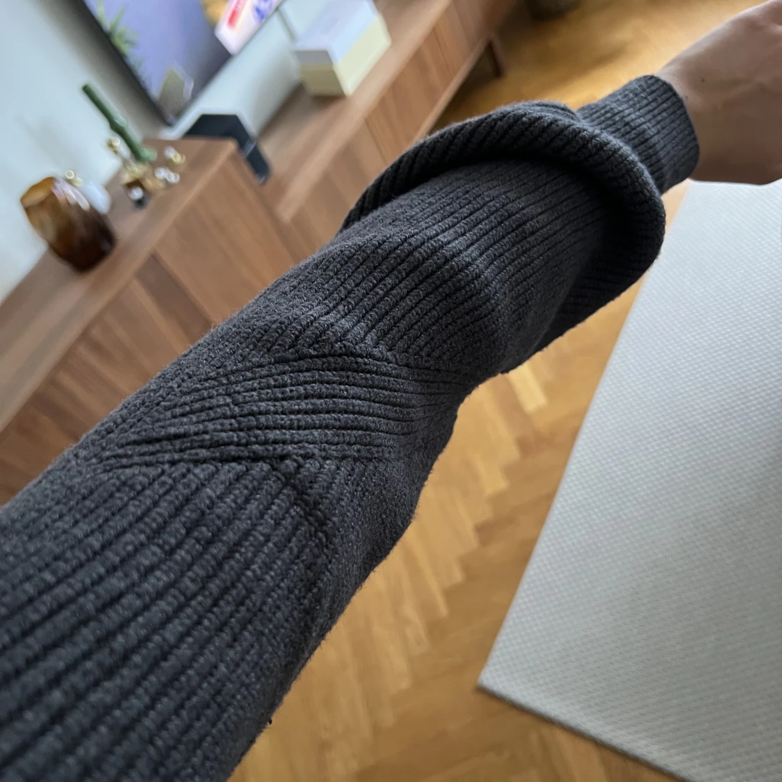 Ribbstickad grå polotröja - 91