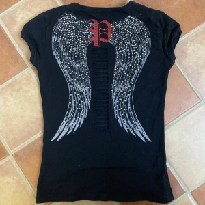 ball - Den är i barnstolekar men sitter som en corp top på mig som brukar ha S. Fint skick köparen står för frakt