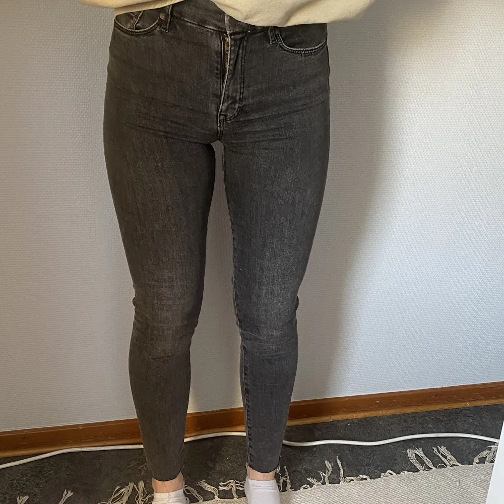 Nästan oanvända jeans från Lindex. Storlek 34/UK 8. Jag är 165cm för referens!. Jeans & Byxor.