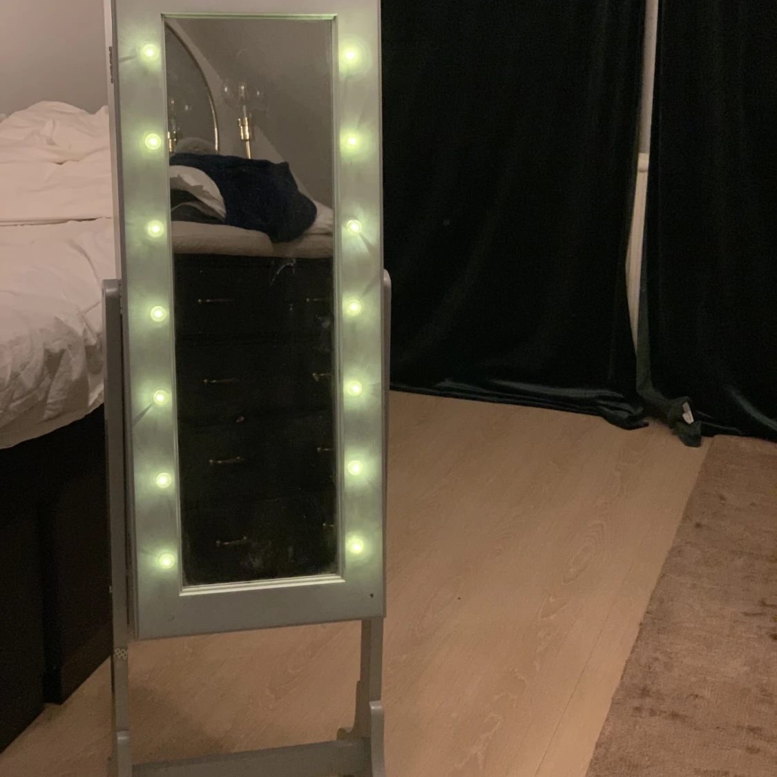 Spegel med belysning 