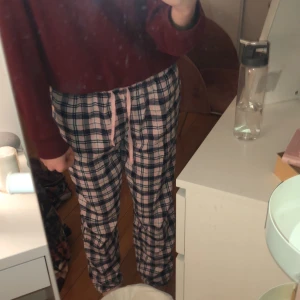 Pyjamasbyxor - Superfina pyjamasbyxor från vårt älskade lidl👌🏼 jag är 1,74! Aldrig använda, köpte dem för 99kr & säljer dem för 50kr! ❤️