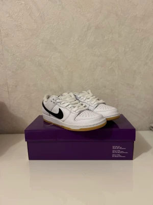 Nike SB dunk Low White gum - Helt nya sb dunks  Kvitto finns från Nike. Storlek 40