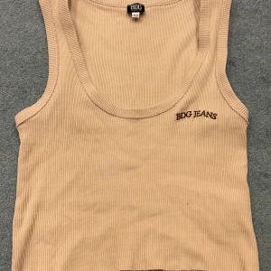 Urban outfiters linne - Jättefint linne som är köpt på urban outfiters. Det visar lite av magen, skriv om du vill ha fler bilder. Köparen står för frakt.💕