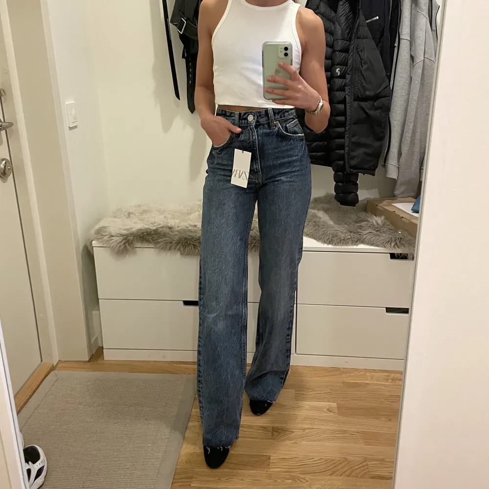 Populära slutsålda Jeans från zara wide leg, marinblå färg.  Färgen är marinblå som andra bilden. (Förtydligande mörkblå på bild ett, men färgen är marinblå som andra bilden ).   Nypris 400kr. Kan hämtas eller skickas. Frakten betalas av köparen. . Jeans & Byxor.