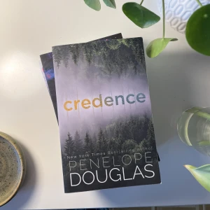 Booktok/dark romance: Credence at Penelope Douglas - Säljer Credence av Penelope Douglas då jag behöver rensa lite. Den är i perfekt skick, oknäckt rygg och ren och fin! Nypris är 195kr på adlibris och 193kr på amazon. Köparen står för frakten, eller så kan jag mötas upp i Gbg🫶🏼