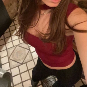 Populär zara topp - Säljer min röda topp med ”choker” från zara. Fint skick och sparsamt använd! Så snygg festtopp men säljs då den inte används!