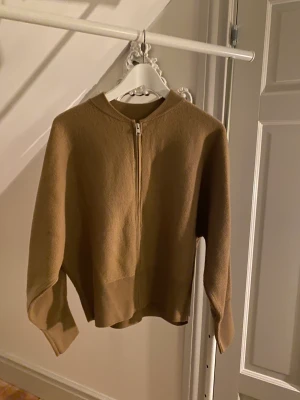 Cos zip up tröja  - Cos zip up tröja. Helt oanvänd med prislappen kvar. Köpt för 990 kr.