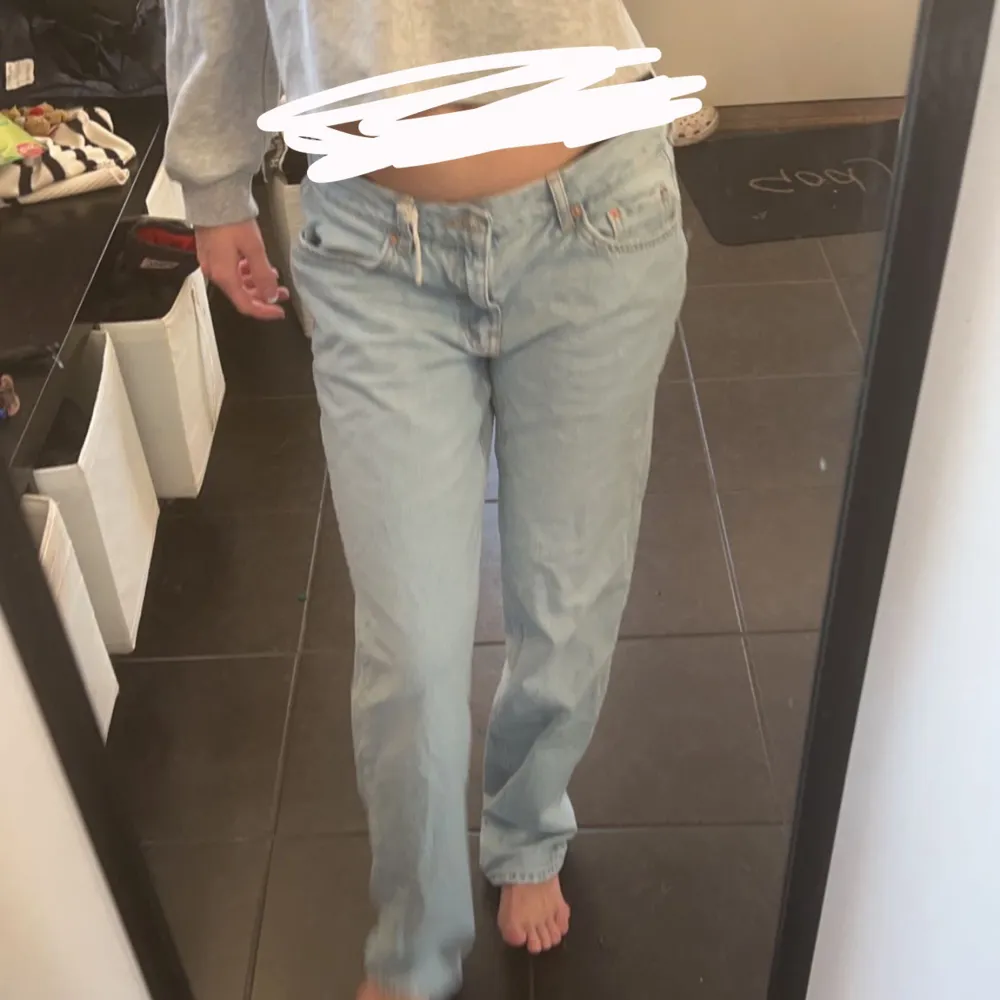 Säljer dessa jätte fina low waist jeans från Gina tricot då dem är stora för mig tyvärr, är 168 cm lång som referens och det är storlek m på dem, nypris 499kr . Jeans & Byxor.