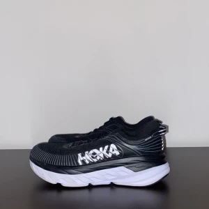 HOKA BONDI 7 - Nästintill nyskick, hann tyvärr använda  dom 1 gång på jobbet för att inse att storleken inte var rätt.  Nypris 1899  Mitt pris 1300