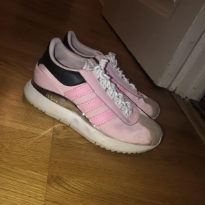 Adidas sneakers strl 36 - Snygga sköna adidas i strl 36. Använda ett fåtal gånger. 