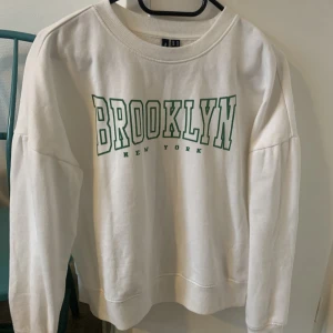 Sweatshirt  - En vit sweatshirt ifrån vero Moda! Storlek xs, inga anmärkningar💛 