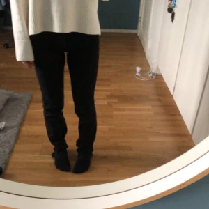 Stradivarius jeans - Säljer dessa lågmidjade straight jeans från stradivarius, storlek 36 men passar även 34. Jag är 163. Nypris ca 350 kr.🤩