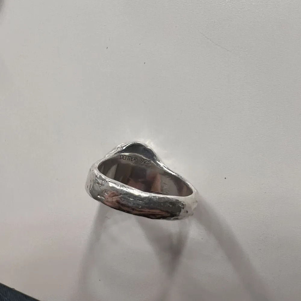 Säljer denna as balla MN ringen från deras gamla moon collection! Ringen säljs inte löngre därför är den väldigt eftertraktad av många! Du kan rocka den med andra ringer men den blir även as häftig bara med sig själv! Riktigt bra skick. Accessoarer.