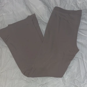 Byxor  - Sköna byxor/mjukisbyxor med utsvängda ben. Passar även stl L