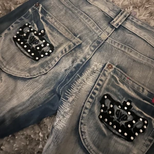 Blue Queen jeans - Måste tyvärr sälja vidare dom här lågmidjade bootcut jeansen ifrån blue Queen då dom inte passade mig, köpta här på plick💌 dom är lite slitna där nere men annars inga defekter! innerbenslängd:80cm midjemått:78cm