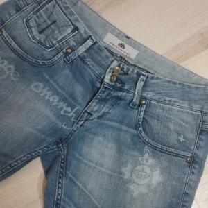 Low waist jeans med tryck  - Snygga low waist jeans med tryck från Fornarina. Knappt använda. Skriv för fler bilder. köparen står för frakt