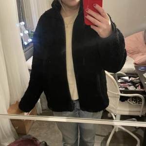 Svart teddyjacka  - Svart lite oversized teddyjacka som är varm och mysig!💞