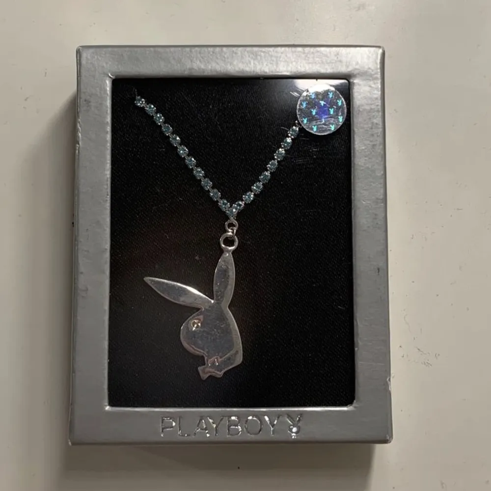 Säljer detta fina Playboy halsband, aldrig använt . Asusteet.