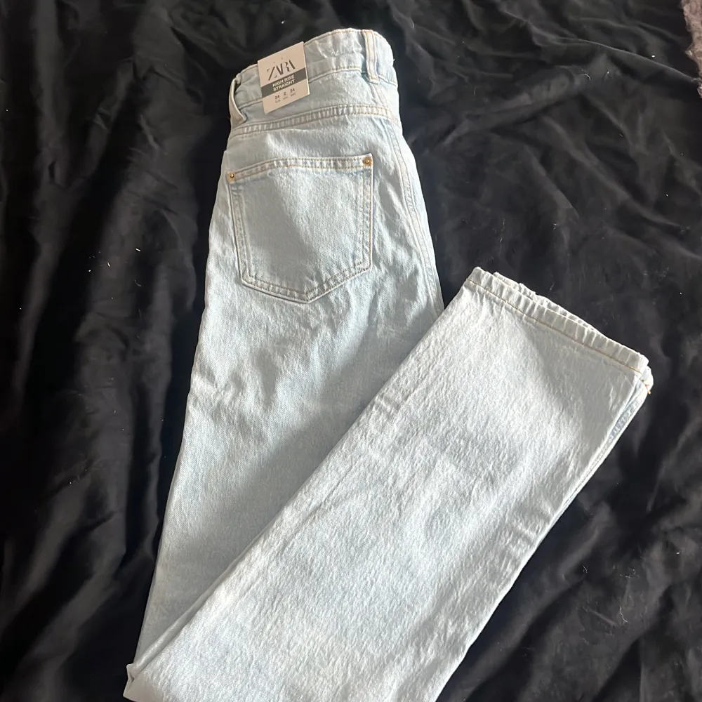 Säljer dessa Zara jeans i storlek 34. Passformen är highwaist straight leg. De är helt oanvända. Säljer de pågrund av att de inte passar mig. Säljer de för 450kr men kan diskutera priset vid snabb affär.. Jeans & Byxor.