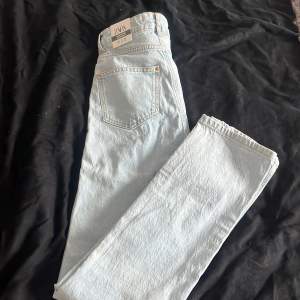 Säljer dessa Zara jeans i storlek 34. Passformen är highwaist straight leg. De är helt oanvända. Säljer de pågrund av att de inte passar mig. Säljer de för 450kr men kan diskutera priset vid snabb affär.