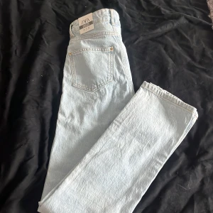 Zara jeans - Säljer dessa Zara jeans i storlek 34. Passformen är highwaist straight leg. De är helt oanvända. Säljer de pågrund av att de inte passar mig. Säljer de för 450kr men kan diskutera priset vid snabb affär.