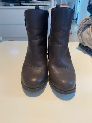 Klackskor  - Oklart märke Storlek 39  Lite slitna men fortfarande fina 