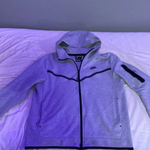Nike tech fleece grå strl M - Nike tech fleece hoodie använd 2/3 gånger, skick 9,5/10. Har ingen användning för den.