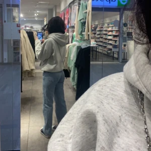 Arrow Jeans - Jeans från Weekday, i färgen Summerblue💙Jeansen är i storleken 24/30, och nypris: 590kr, säljer för 390kr + frakt🫶🏽