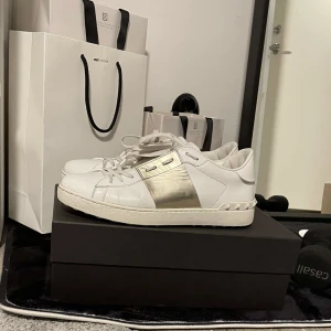 Valentino skor - Säljer ett par valentino skor, dom är i riktigt bra skick! Och såklart äkta har box och dustbag o allt sånt! Köpta på Mytheresa. Storlek 43. Tar trades! Hör gärna av dig om du har frågor! 